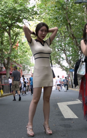 米色包臀裙高跟美女
