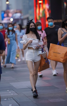 白色热裤女孩