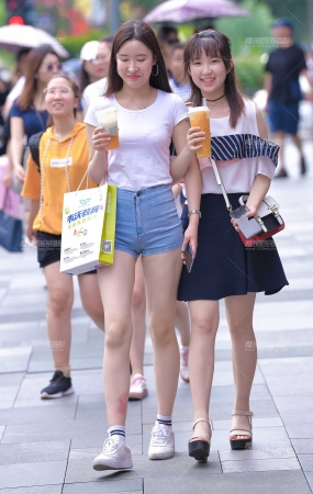 看着令人很舒服热裤大白腿MM