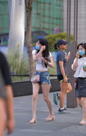迷你热裤女孩