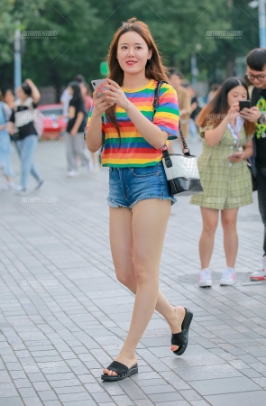 热裤美眉