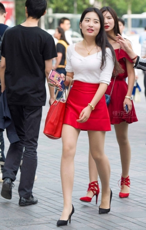 街拍红裙美女姐姐