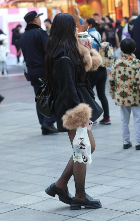 街拍黑丝少妇