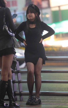 街拍黑丝妹子