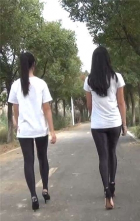 两位美臀皮裤模拍美女 [635 MB]