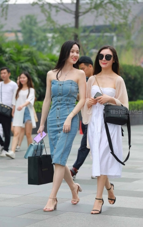 牛仔裙小姐姐着实甜美呀