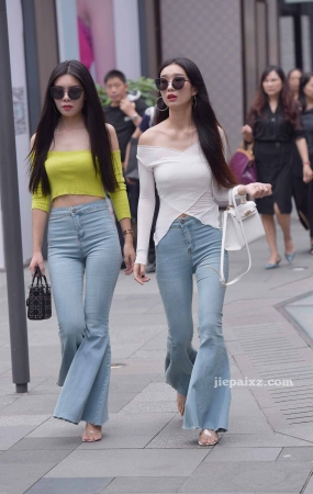 一对性感的喇叭牛仔裤街拍美女