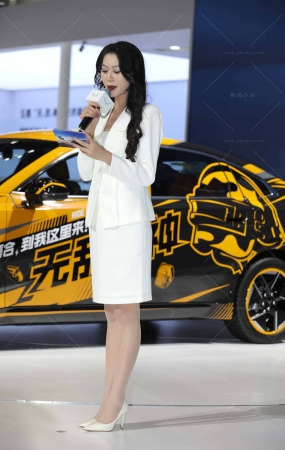 高挑的主持人