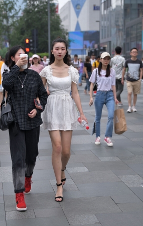 白皙美腿小姐姐