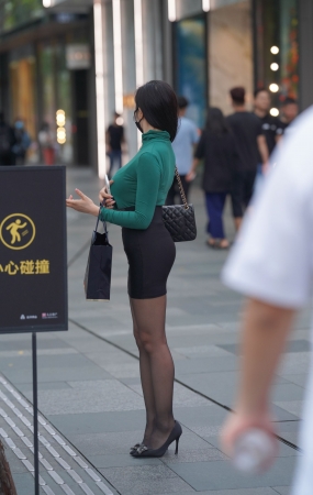 绿衣黑裙