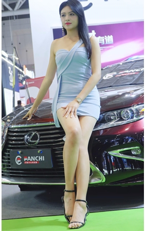 长腿蓝裙美女