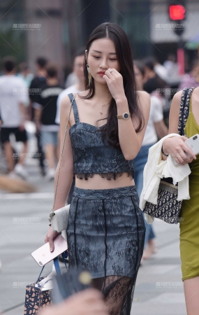连体裙美女