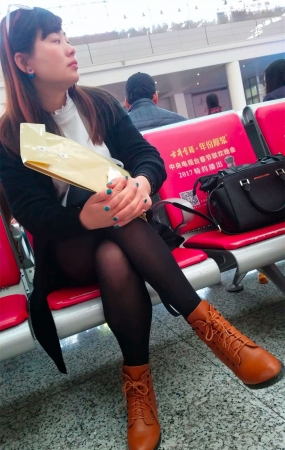 街拍黑色上衣黑丝美眉