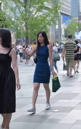 搭讪街拍深蓝色修身裙小姐姐