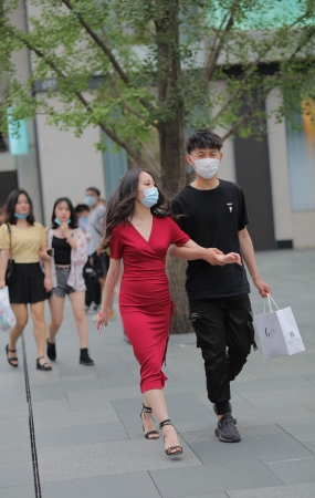 红色长裙小姐姐