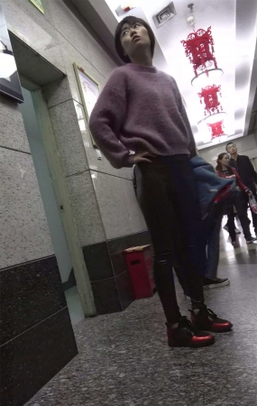 又一紧身黑色皮裤街拍丰臀短发美女