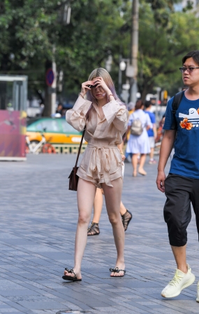 白皙拖鞋大长腿美女