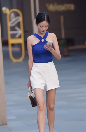 玩手机的美女3A179[86P-1.48G]