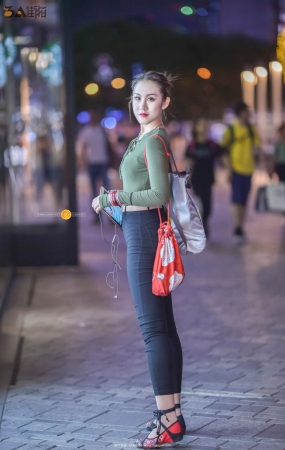 霓虹灯下的美女-8P