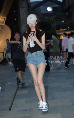 身材高挑白嫩邻家小妹–230628-5-89 15P