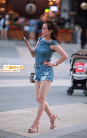 成熟韵味的鱼嘴高跟少妇