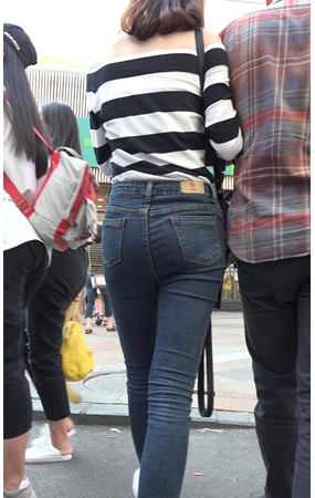 和男友逛街的蓝牛妹子