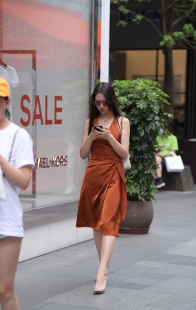 漂亮的长裙美女