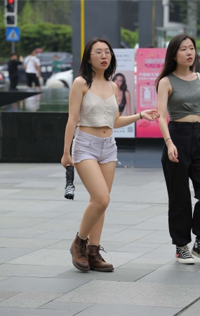 美女,你的热裤还敢在短点吗