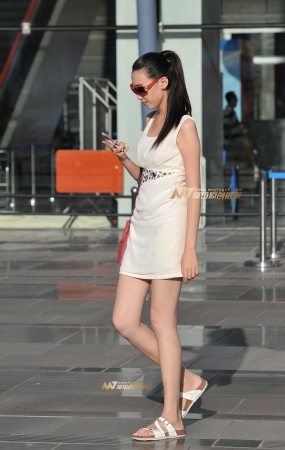 身材气质俱佳的短裙美女