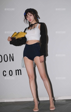 热裤大长腿美女