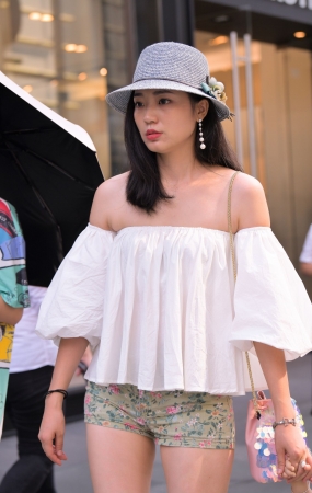 带孩子的漂亮美妇