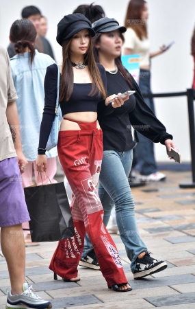 时尚红库美女