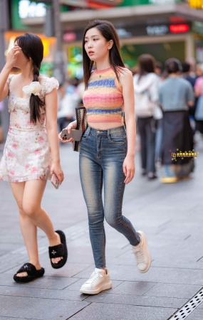 彩红横条背心紧身牛仔裤美女