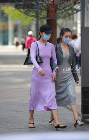 紫色长裙美眉
