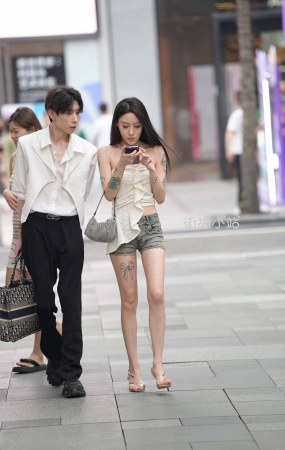 街拍热裤凉高跟长腿美眉