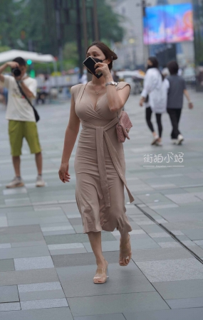 街拍深V长裙美女