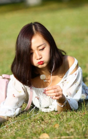 校园里爱玩蒲公英的美女3A2374[22.4M]