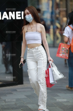 白色牛仔裤