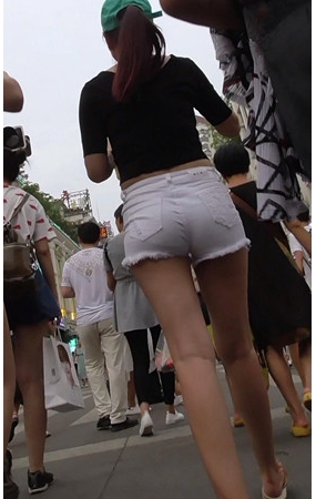 白色热裤妹子