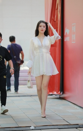 白裙美女
