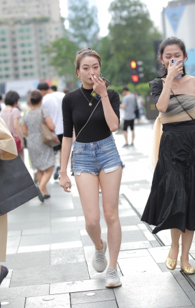 热裤女孩
