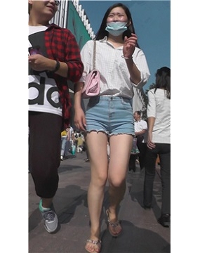 街拍跟拍带口罩的牛仔热裤美眉 [872 MB]