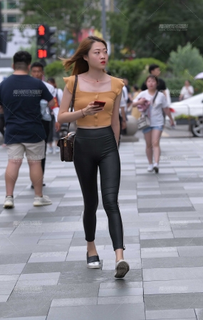 性感的紧身皮裤美眉