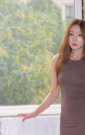 褐色包臀裙美女