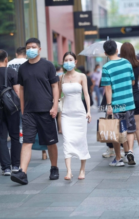 街拍骨感的吊带白裙女友