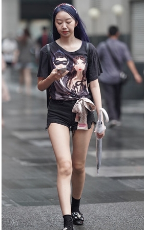 黑色热裤妹子(53P)[590M/JPG]