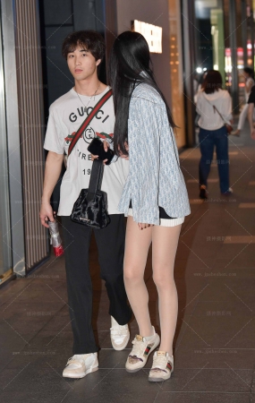 23520-24=30√街拍肉色丝袜小姐姐 9P
