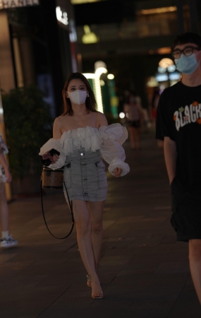 戴口罩的牛仔裙小姐姐