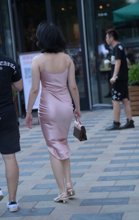 吊带紧身裙美女