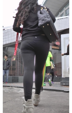 黑色紧身裤小姐姐